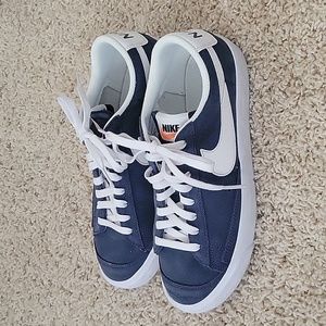 Nike Blazer Low '77. Navy Suede, size 6Y (Fits Women's 6.5)